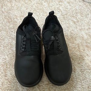 Clove nursing shoes. Barley one . Maybe once or twice.